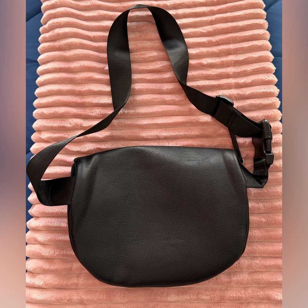 Cluci Black Leather Crossbody Bag - Picture 2 of 4